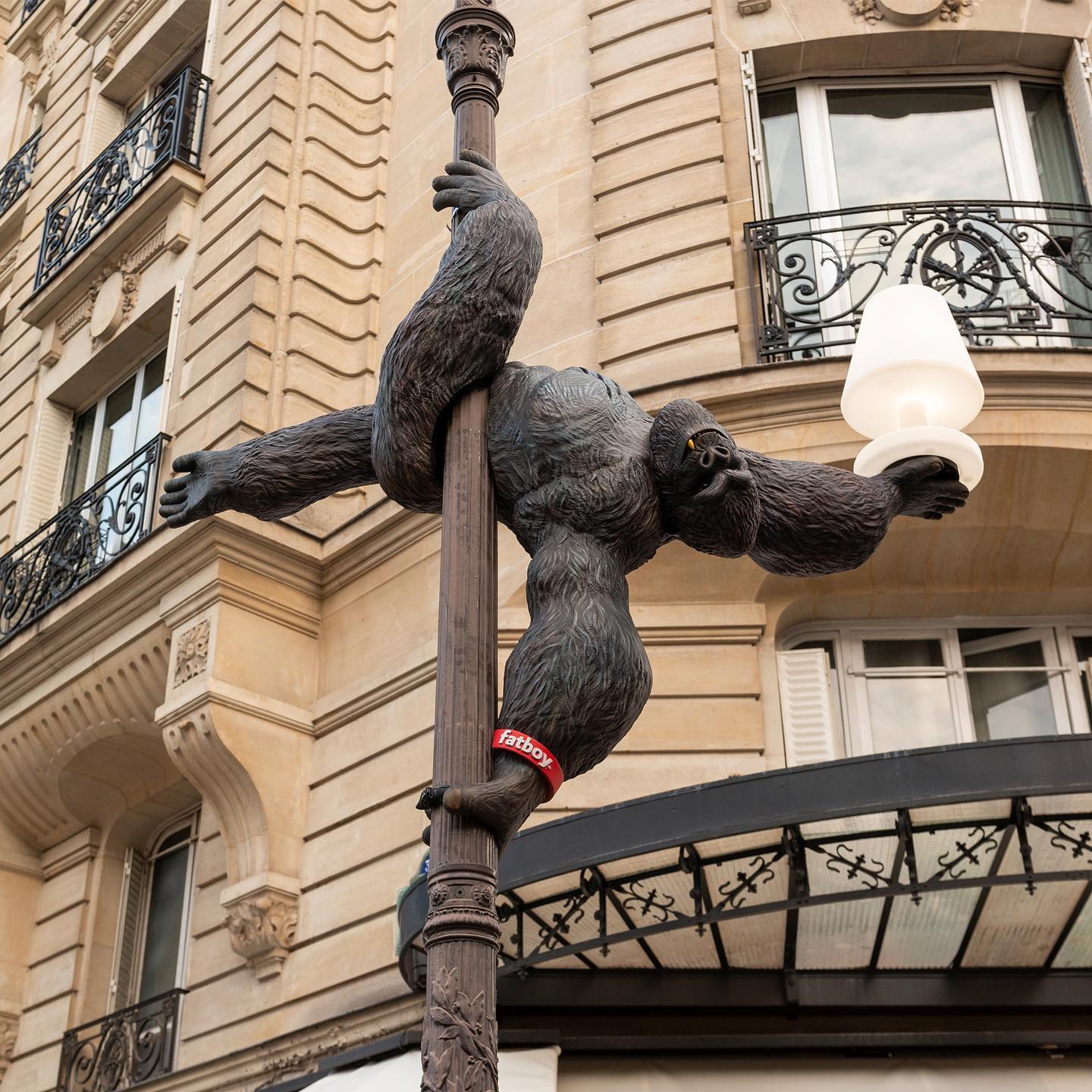 « je fais des interventions pour faire sourire les gens » : 80 interprétations astucieuses des espaces publics par le street art de frankey