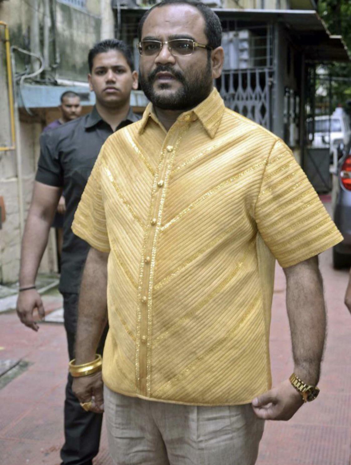 homme portant une chemise en or de 4 kilos coûtant plus de 200 000 dollars