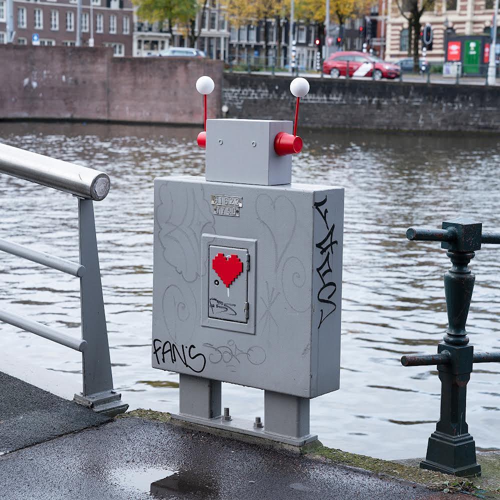 « je fais des interventions pour faire sourire les gens » : 80 interprétations astucieuses des espaces publics par le street art de frankey