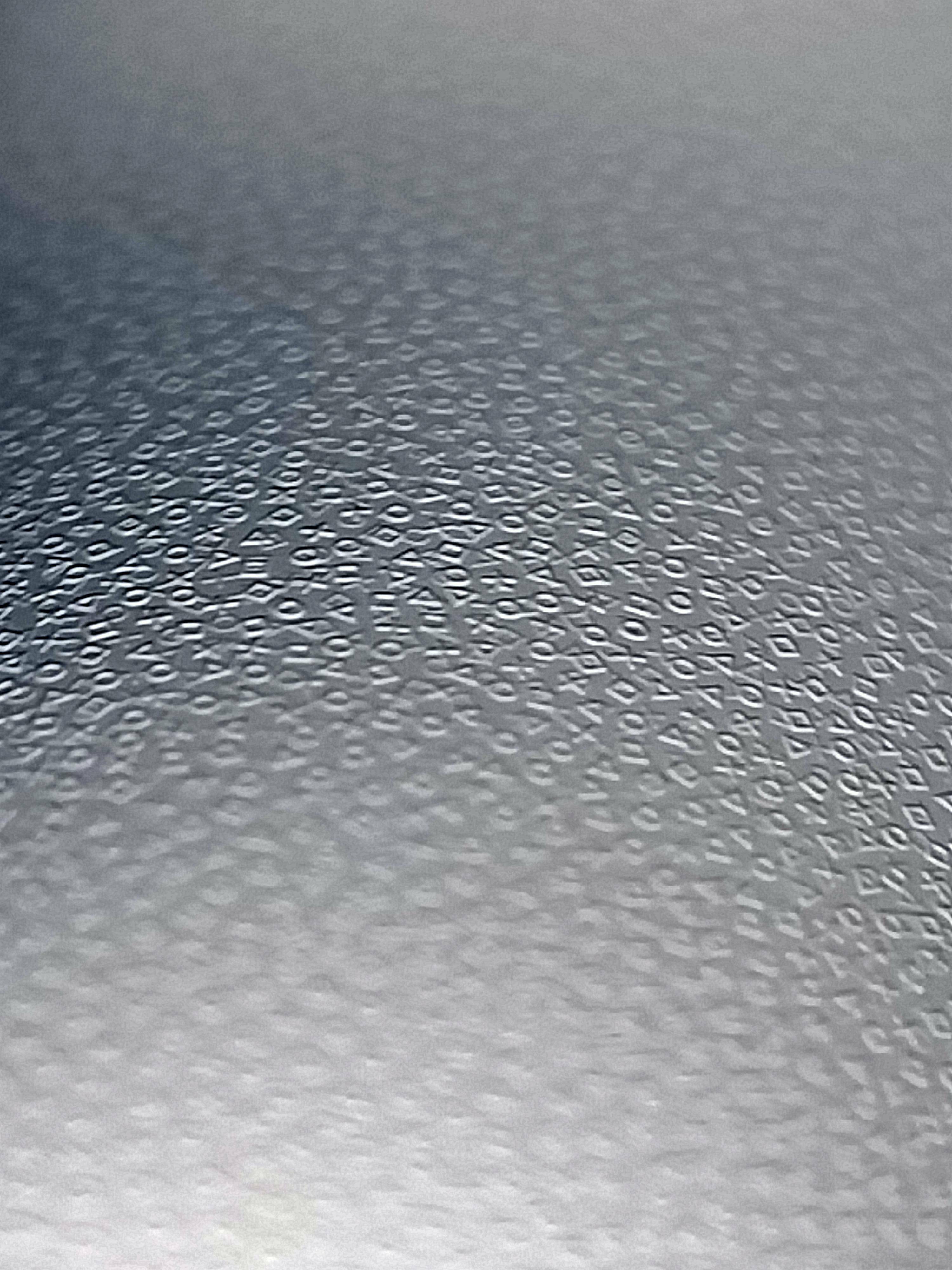 La texture de la manette de la ps5 est composée des symboles de la playstation.