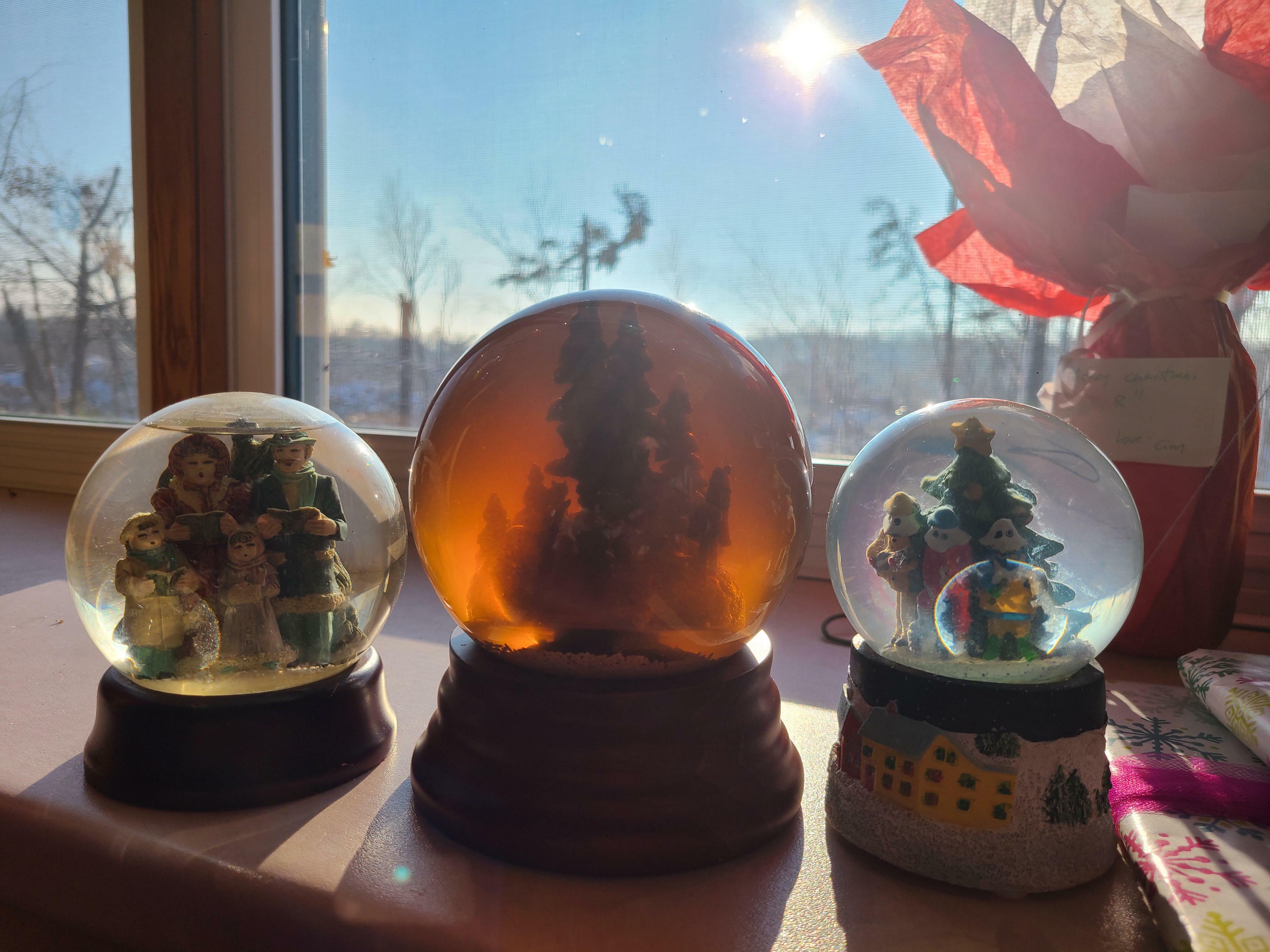 un de mes globes de neige est devenu brun à l'intérieur