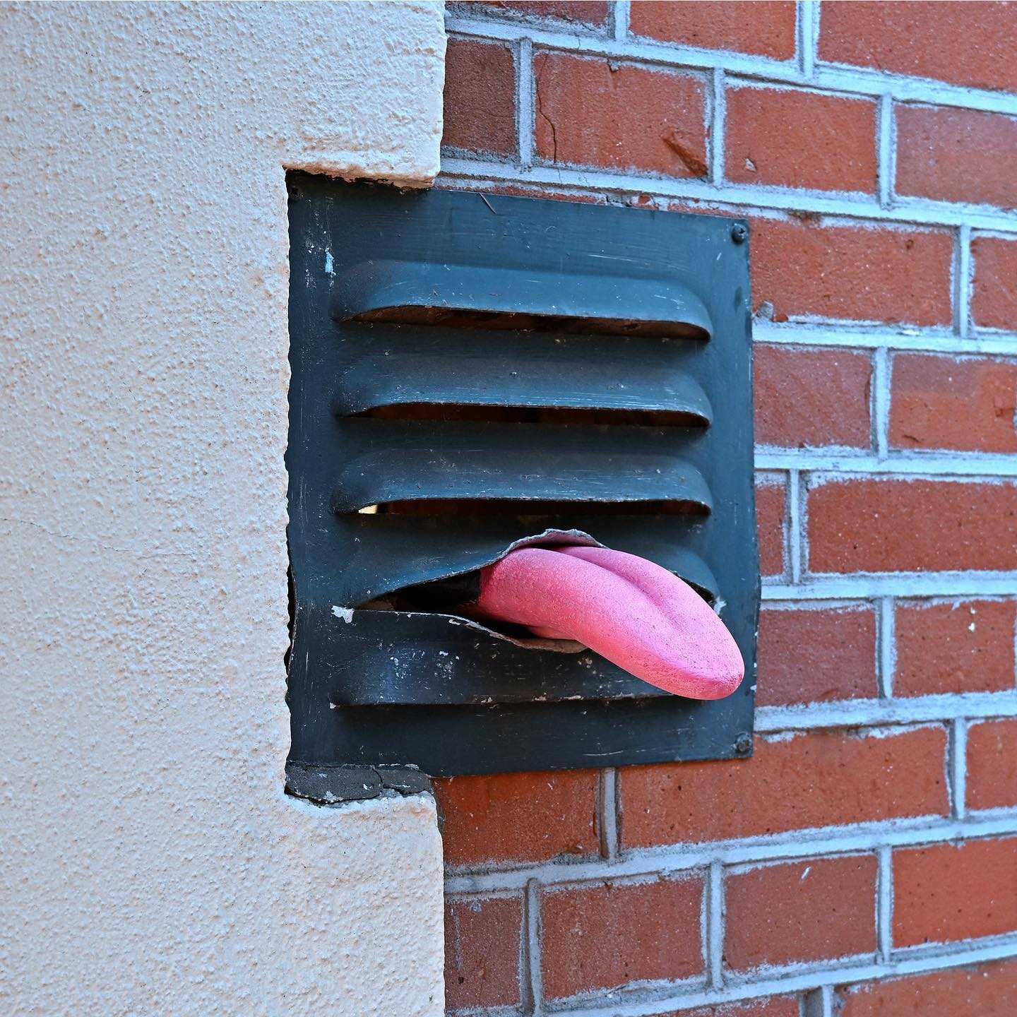« je fais des interventions pour faire sourire les gens » : 80 interprétations astucieuses des espaces publics par le street art de frankey