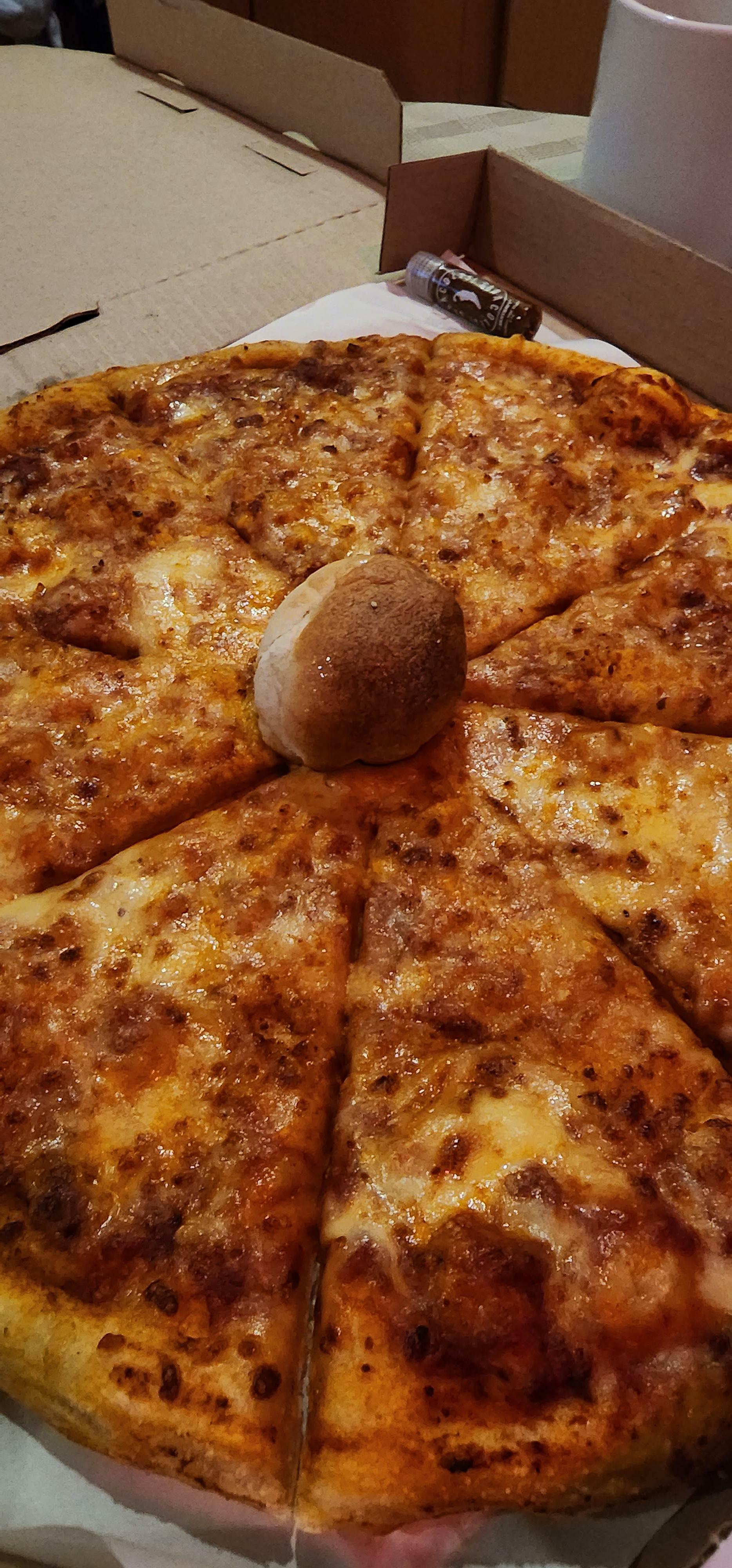 Une pizzeria locale a commencé à utiliser une boule de pâte au lieu des trucs en plastique pour garder la pizza intacte.