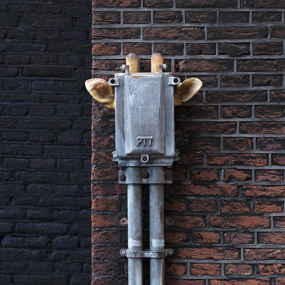 « je fais des interventions pour faire sourire les gens » : 80 interprétations astucieuses des espaces publics par le street art de frankey