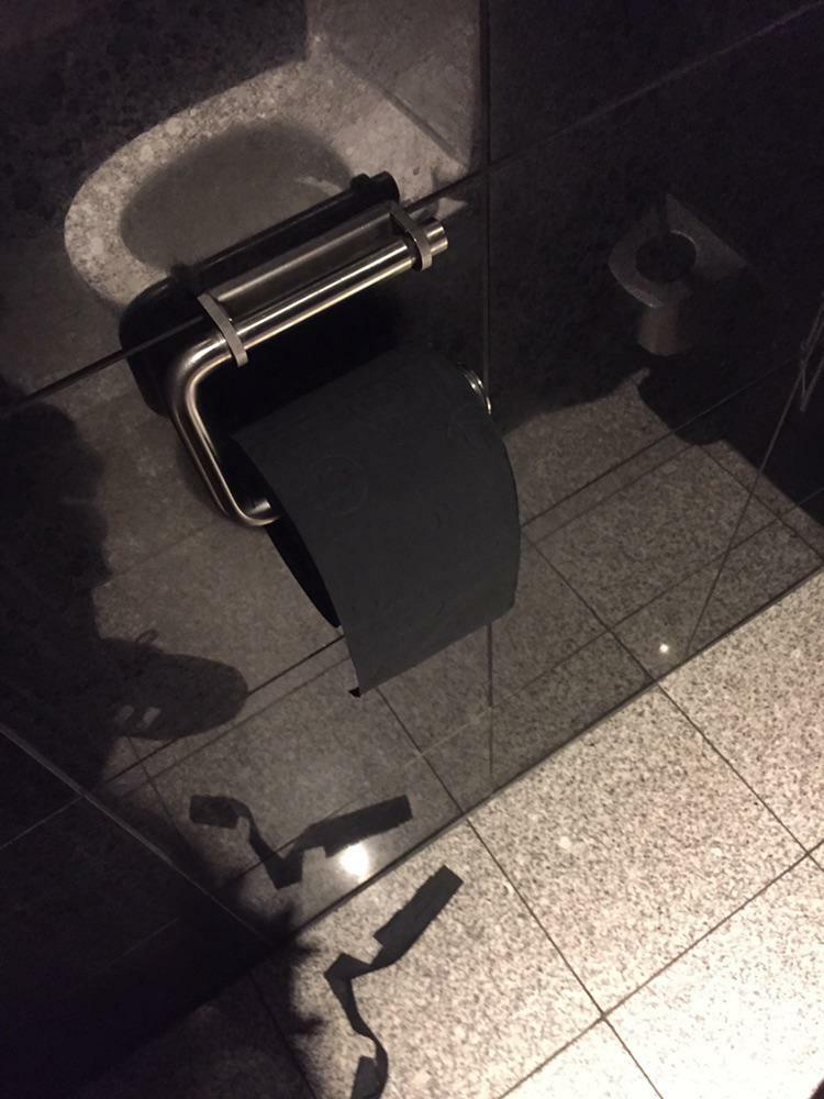 cette toilette publique d’un hôtel a du papier toilette noir