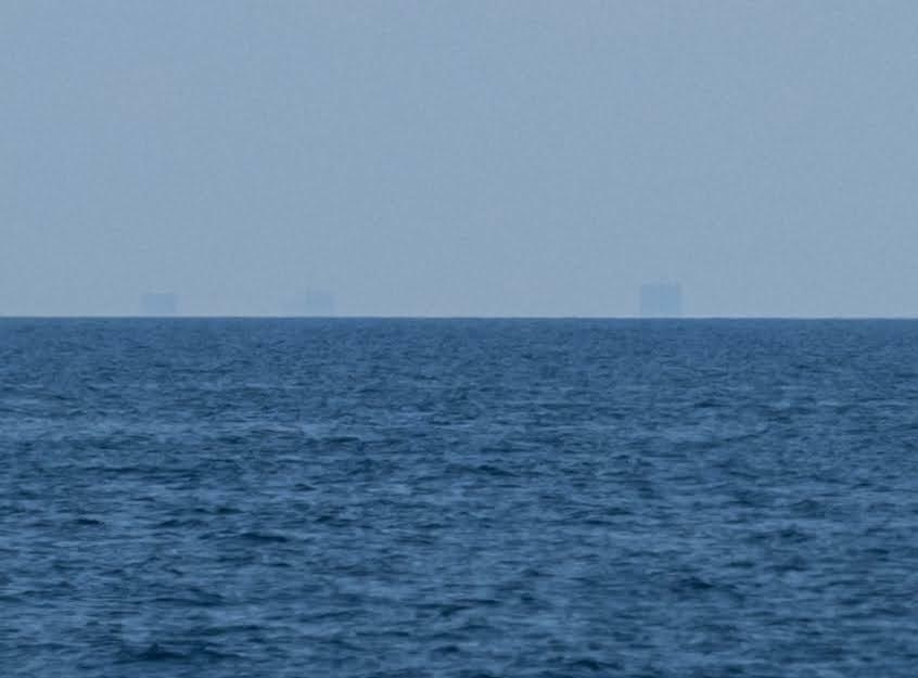le sommet de la ligne d’horizon de boston est à peine visible depuis le cap cod