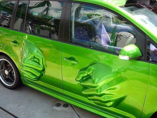 Les mains de Hulk sur cette voiture