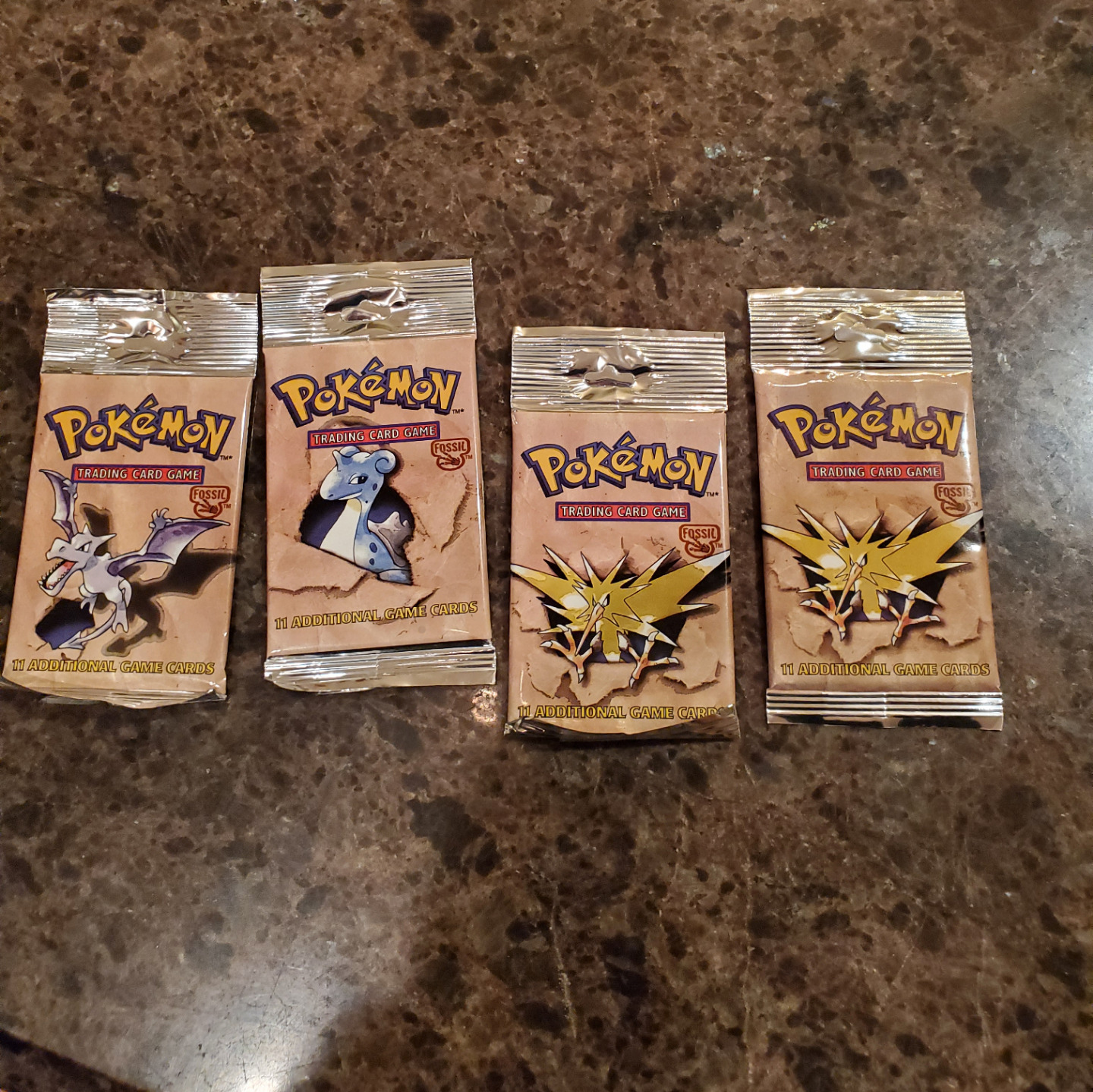 a trouvé 4 paquets non ouverts de cartes pokemon de 1999