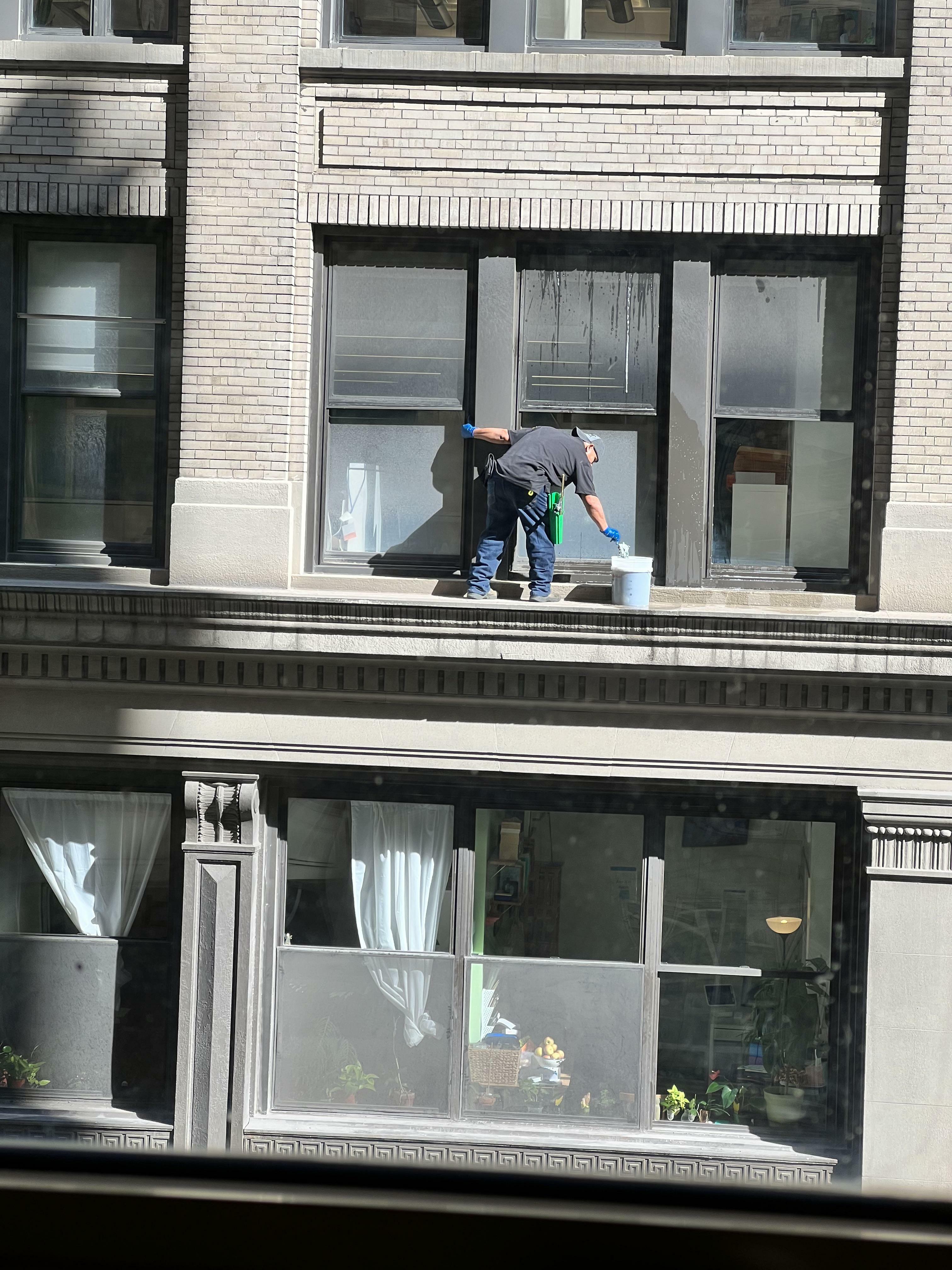Les laveurs de vitres sont de l'autre côté de la rue. Je suis au 5ème étage. nyc