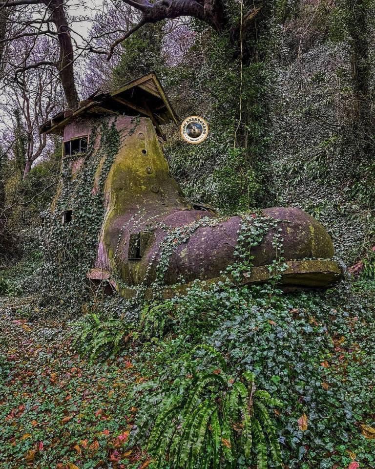 une maison en forme de botte cachée au fin fond de la forêt britannique