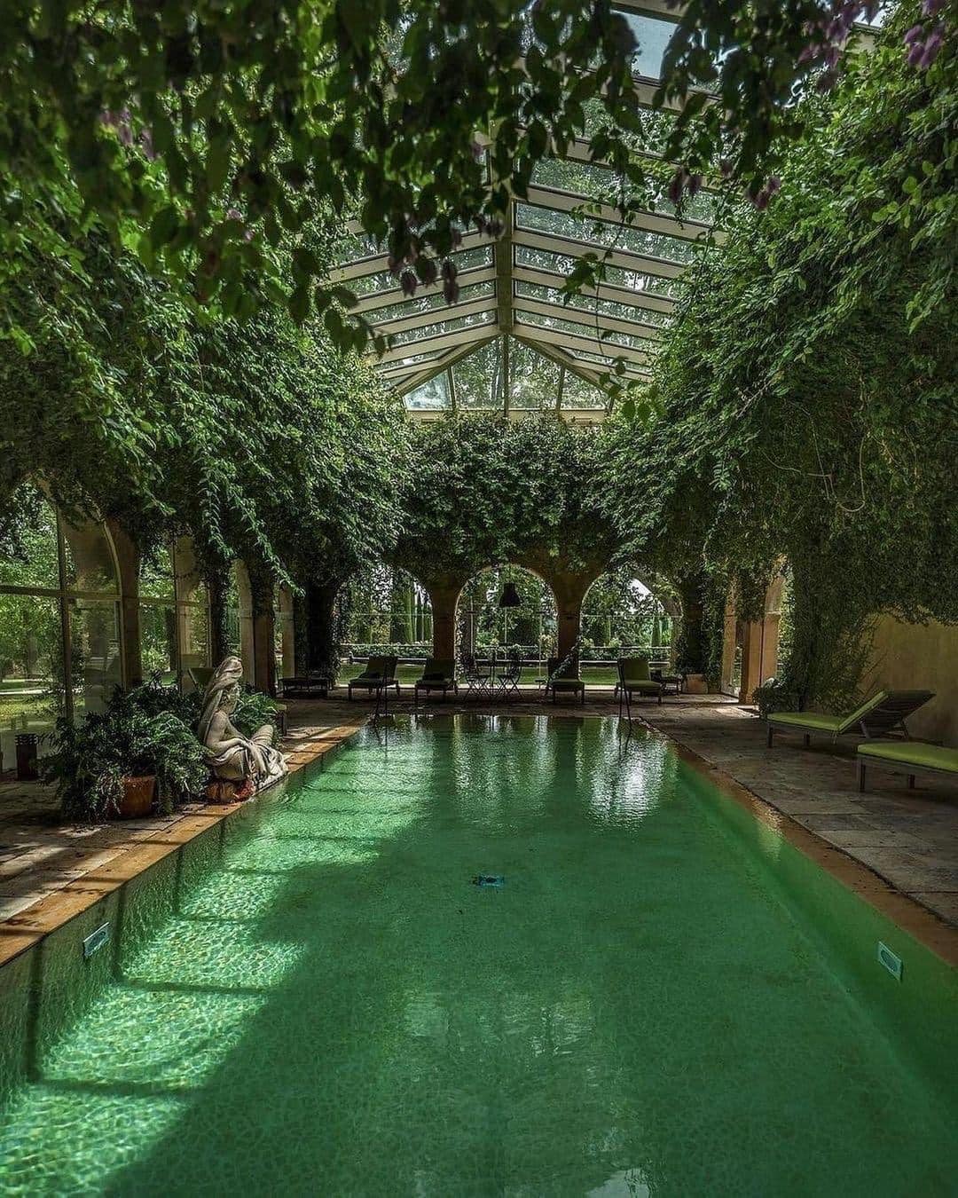 la piscine de rêve du château de sannes, un château du 18e siècle dans le luberon