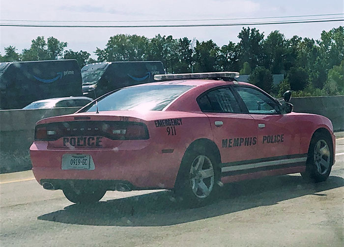 voiture de police rose