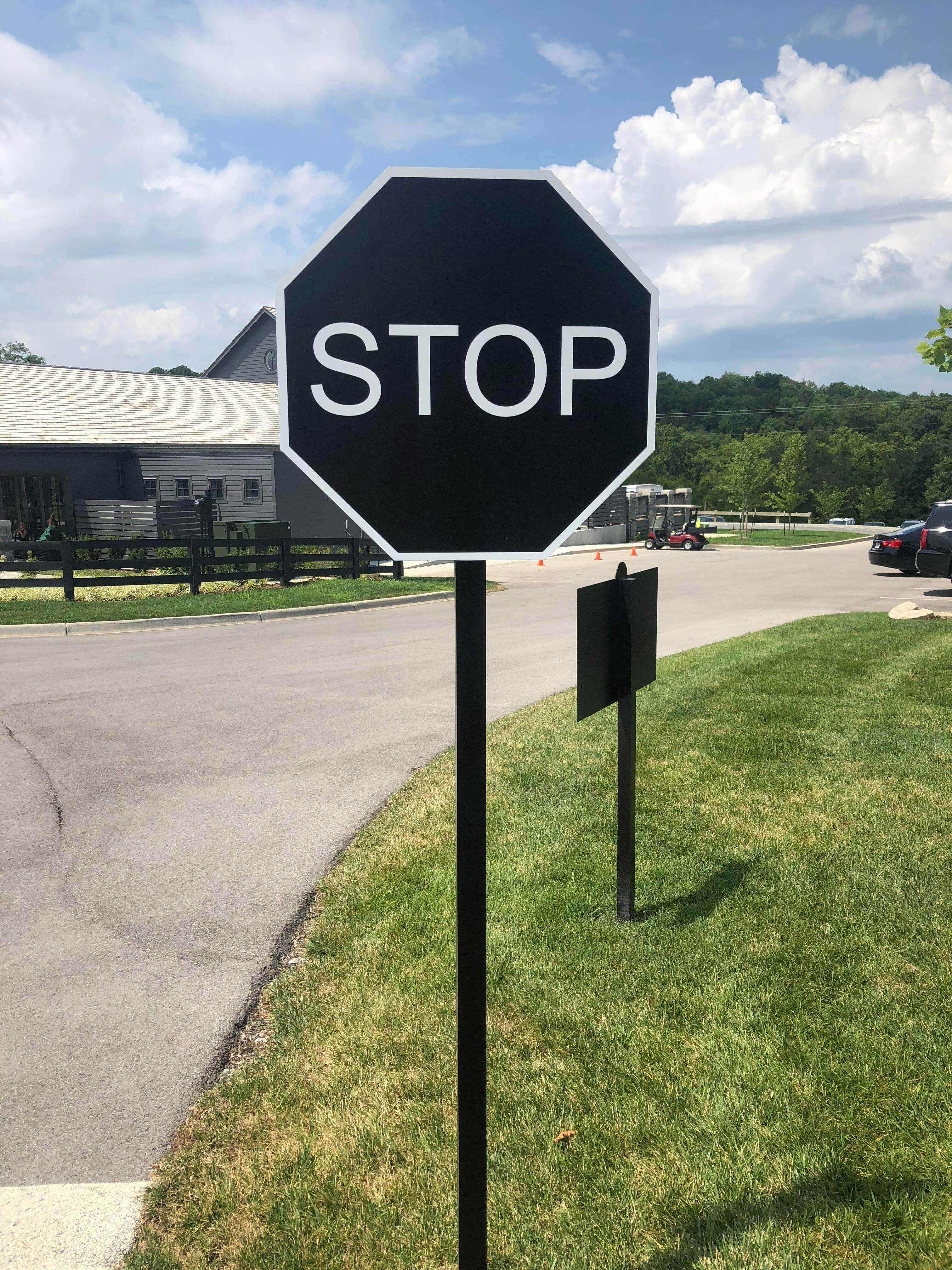un panneau stop noir