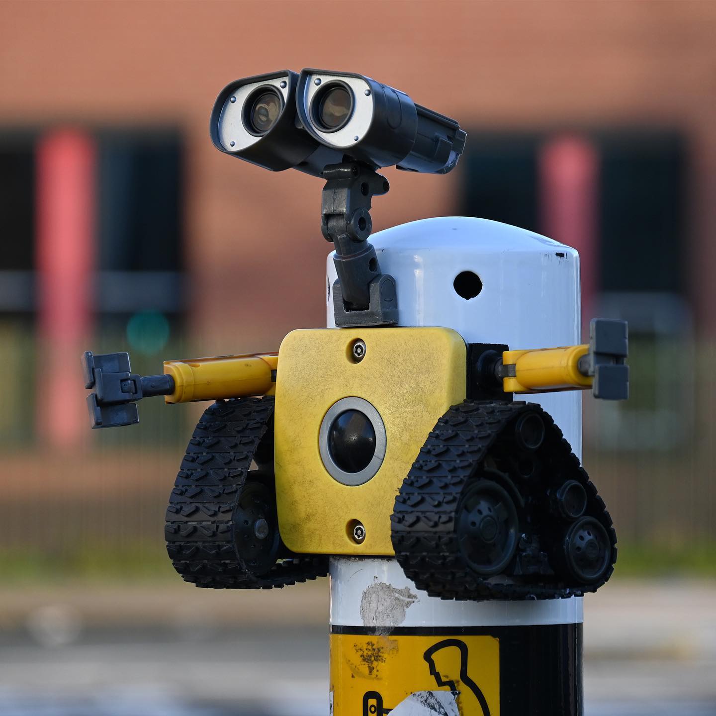 « je fais des interventions pour faire sourire les gens » : 80 interprétations astucieuses des espaces publics par le street art de frankey