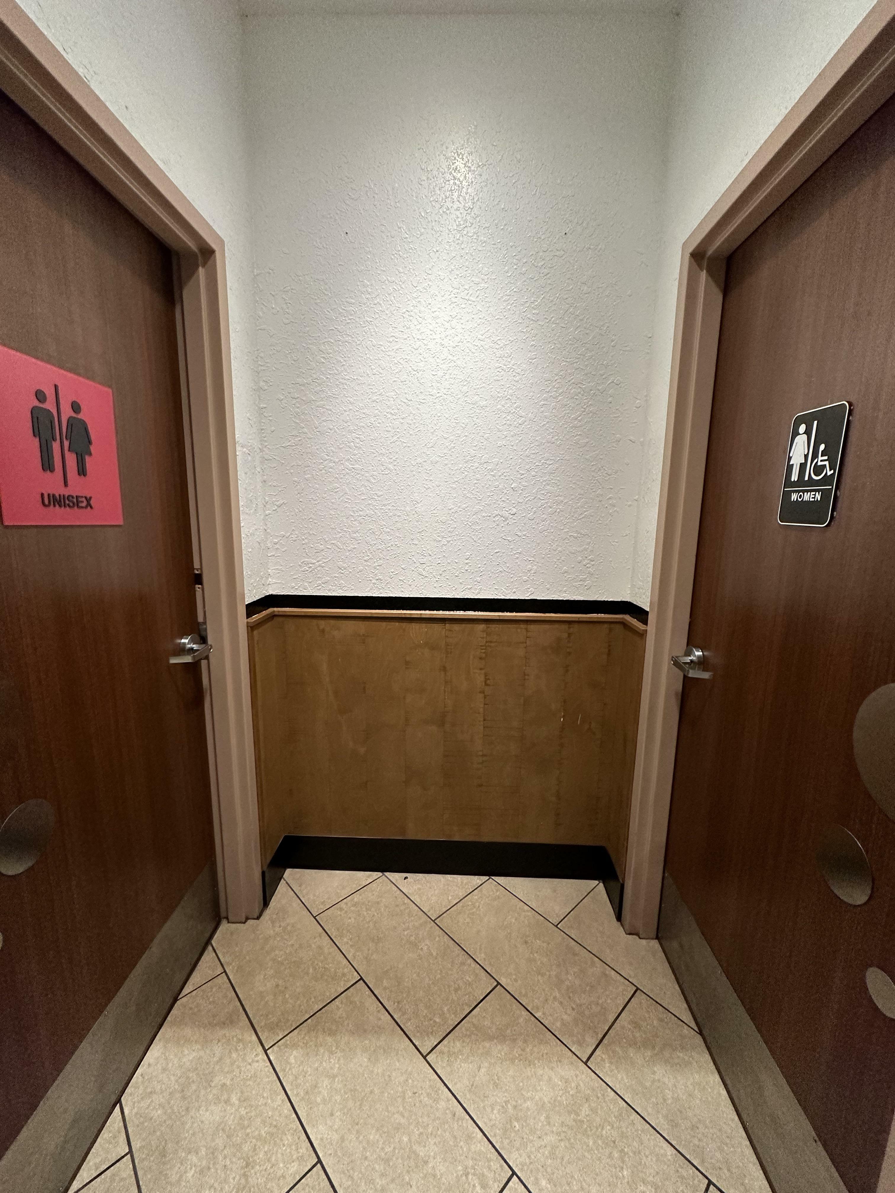 ce restaurant n'a que des toilettes pour femmes et unisexes, pas de toilettes pour hommes