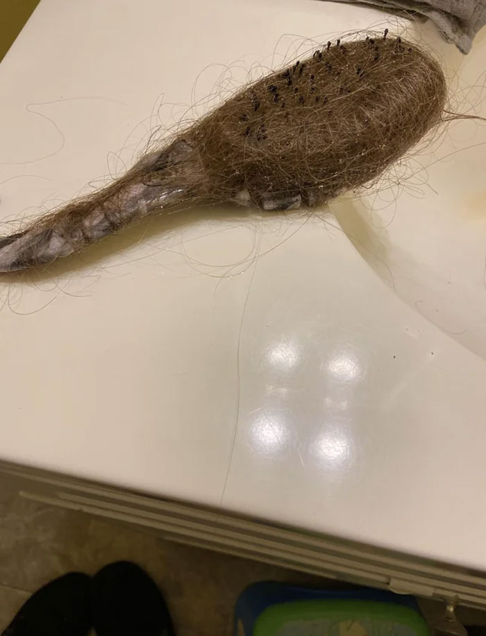 la brosse à cheveux que ma fille laisse traîner dans la douche