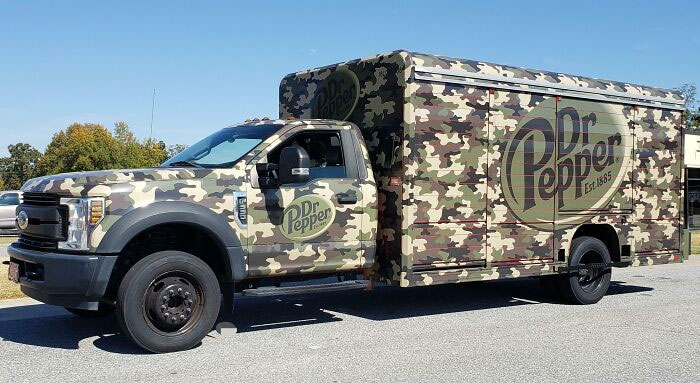 un camion dr pepper camouflé utilisé sur les bases militaires américaines pour réapprovisionner les distributeurs automatiques des bases