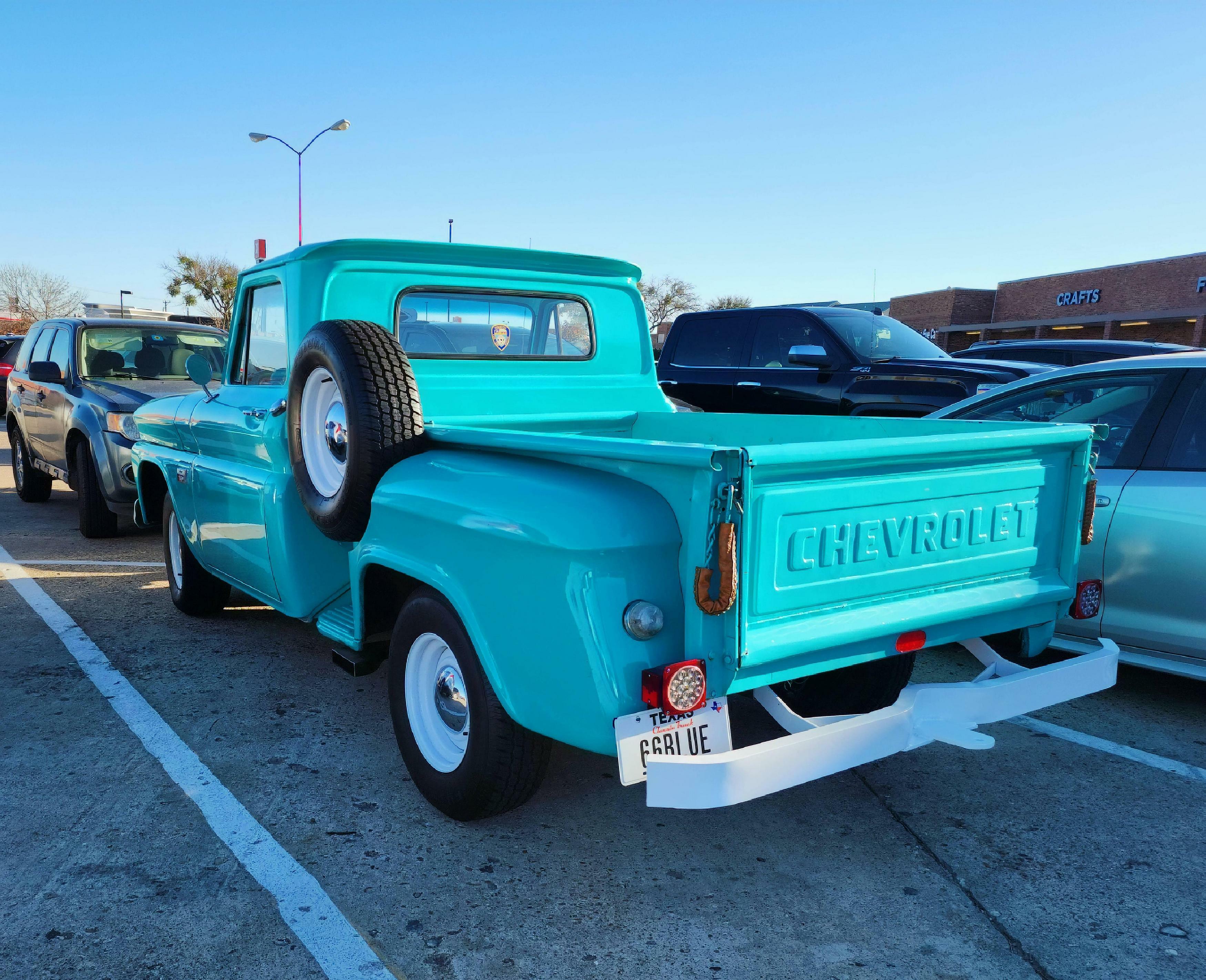 Le camion de 1956 a l'air tout neuf