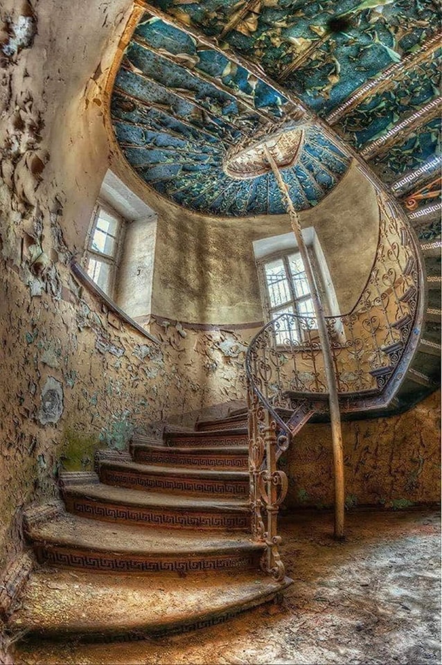 escalier abandonné