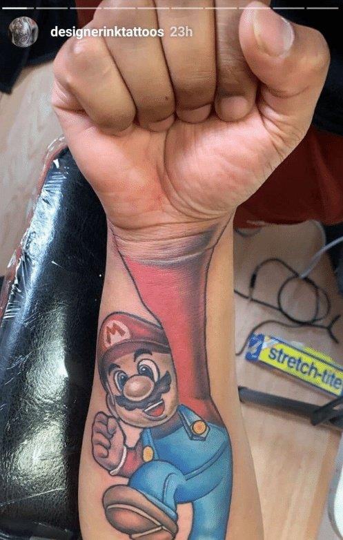 le fait qu’il ait tatoué cela sur le mauvais bras et que maintenant mario ait deux mains droites
