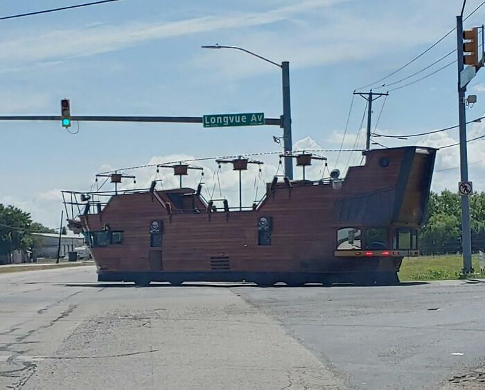 il y avait un énorme bateau pirate qui circulait dans mon quartier