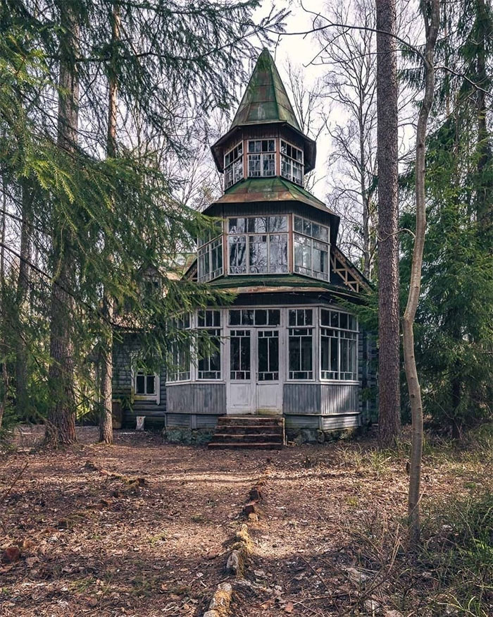 bâtiment abandonné dans la forêt