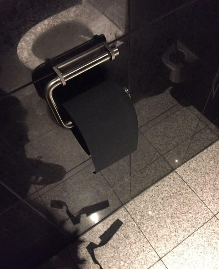 Ces toilettes publiques d’un hôtel ont du papier hygiénique noir.