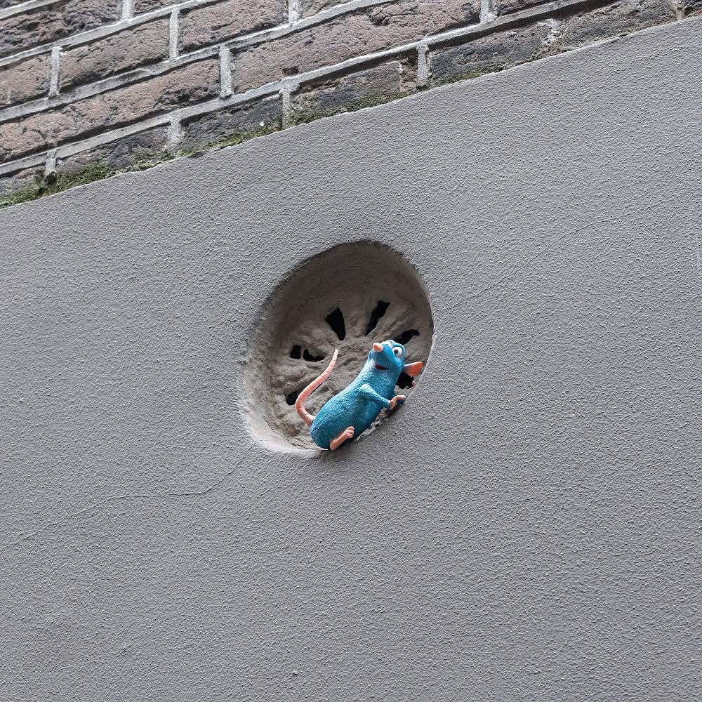 « je fais des interventions pour faire sourire les gens » : 80 interprétations astucieuses des espaces publics par le street art de frankey