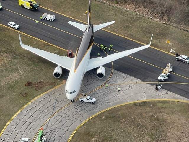 L’avion d’ups coupe le coin et reste coincé dans la boue à l’aéroport de birmingham… ils essaient encore de le sortir de là ! 😂