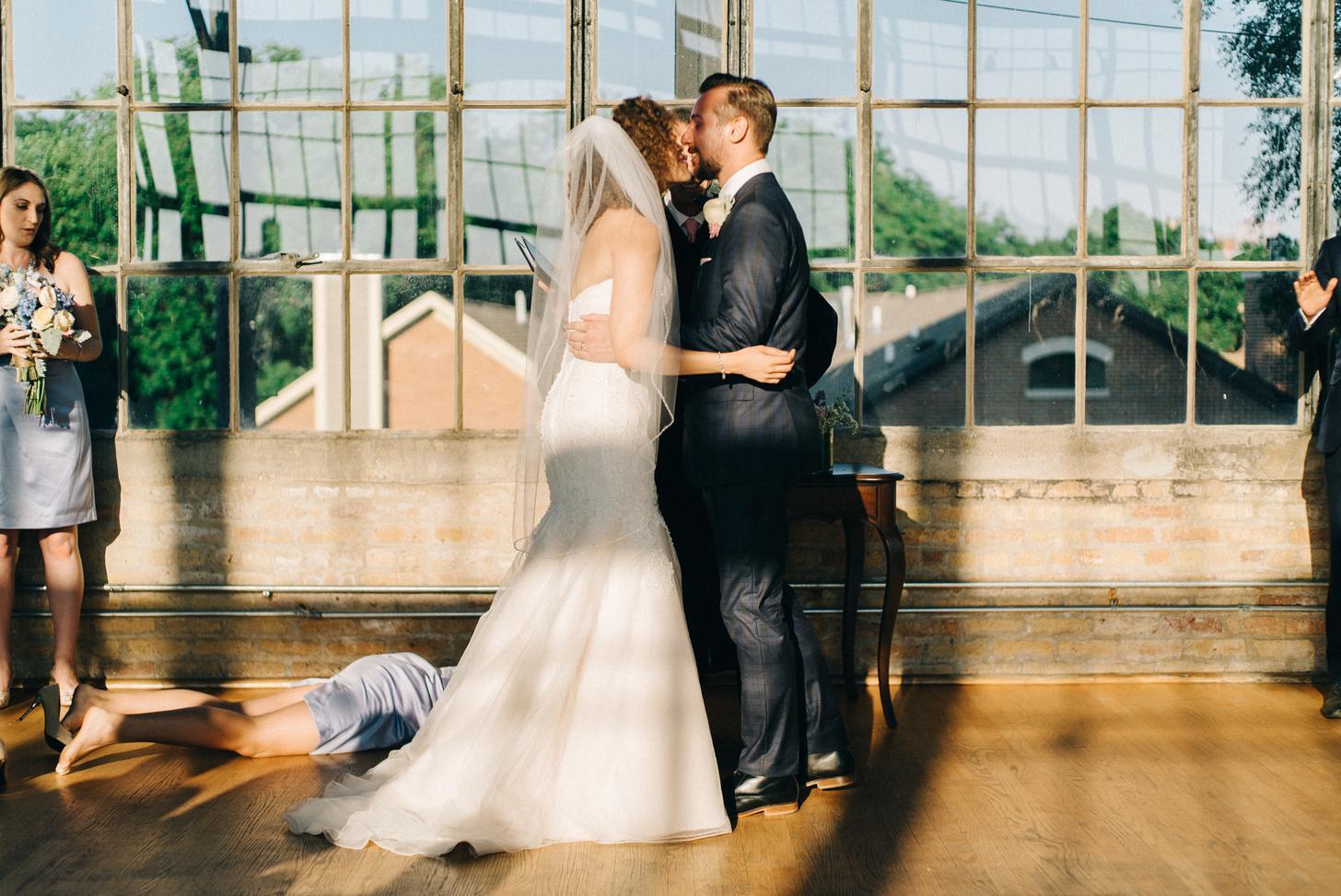 My Sister Passed Out At The Exact Moment The Judge Said “You May Kiss The Bride”