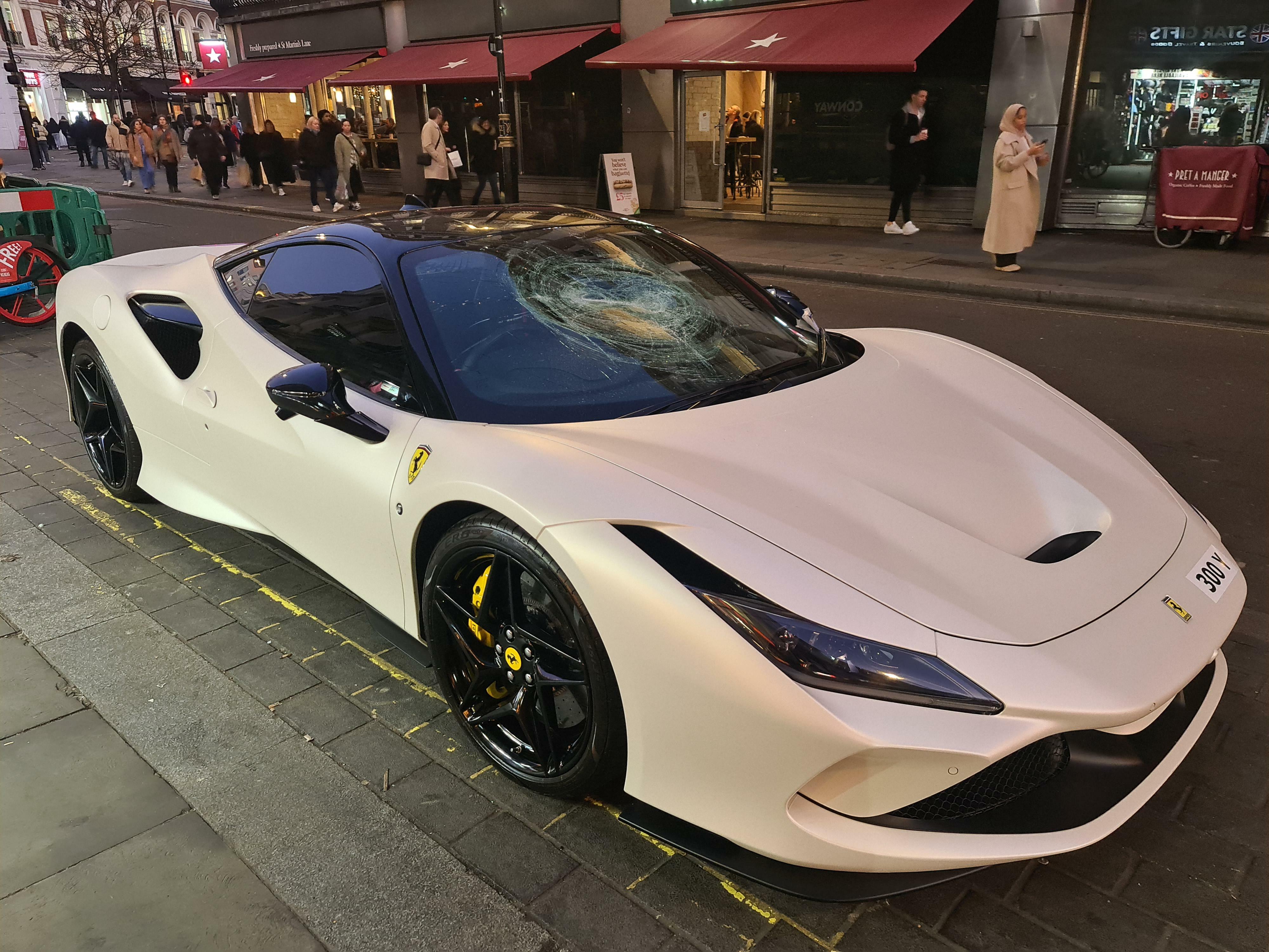 j'ai vu cette ferrari avec un ticket de parking pendant ma pause déjeuner, à 17 heures quelqu'un avait cassé le pare-brise.