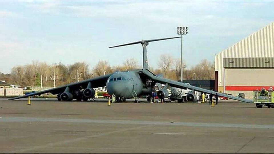 accident de ravitaillement avec un c-141 starlifter. (réservoirs en surpression)