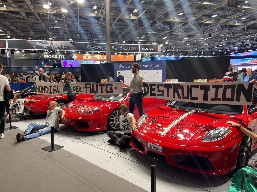 Les manifestants s’en prennent aux Ferrari à Paris