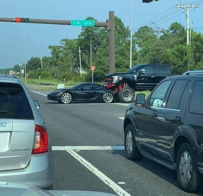 le camion est trop haut pour voir la porsche devant lui