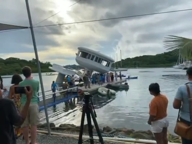 Un prototype de maison flottante d’une valeur de 1,5 million de dollars s’enfonce dans l’eau juste au moment où il est dévoilé