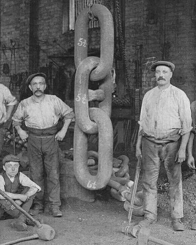 Forging The Chain For Titanic’s Anchor In 1910