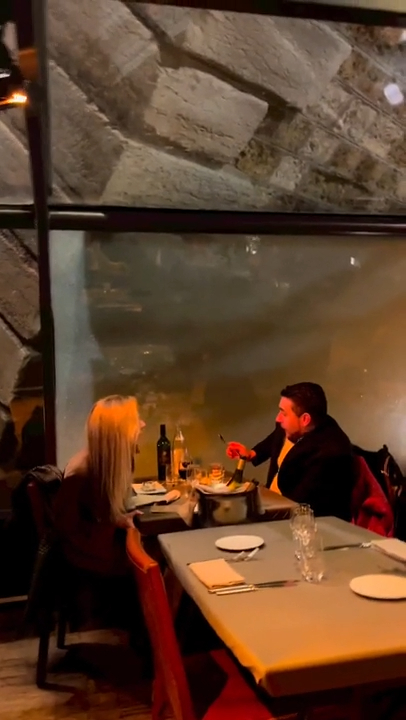 Un dîner-croisière à Paris entre en collision avec un pont alors que les passagers à bord sont en train de dîner