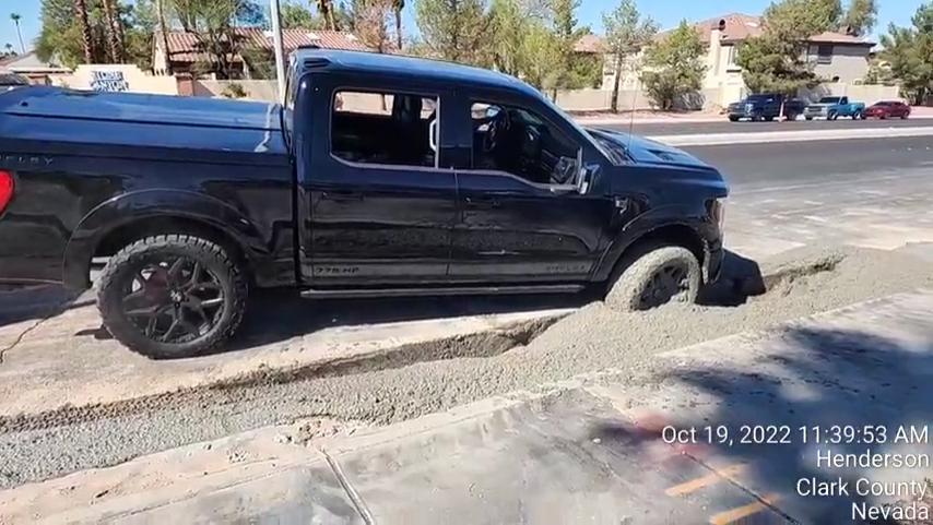 L’idiot au volant d’une Shelby s’enlise dans le ciment frais