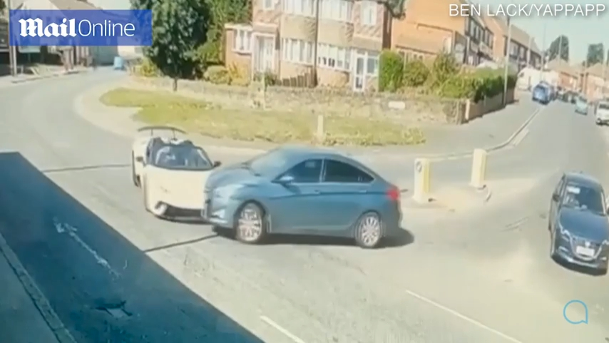 La hyundai i40 a un accident avec une voiture de luxe