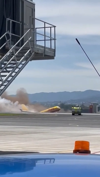 L’avion cargo boeing 757 de dhl se brise en deux après avoir dérapé sur la piste d’atterrissage