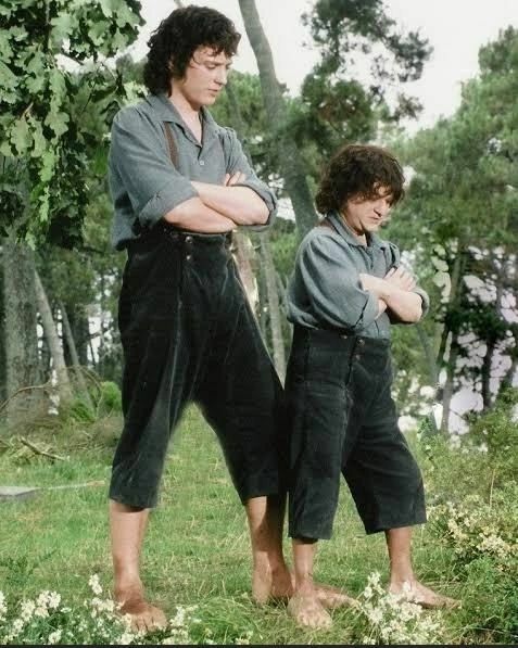 Elijah Wood With His Scale Double Kirann Shah On The Set Of Fellowship Of The Ring In 2001