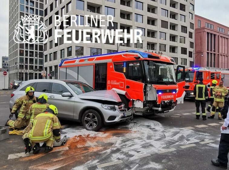 Une voiture appartenant à un diplomate chinois a foncé sur le nouveau camion de pompiers électrique des pompiers de Berlin.