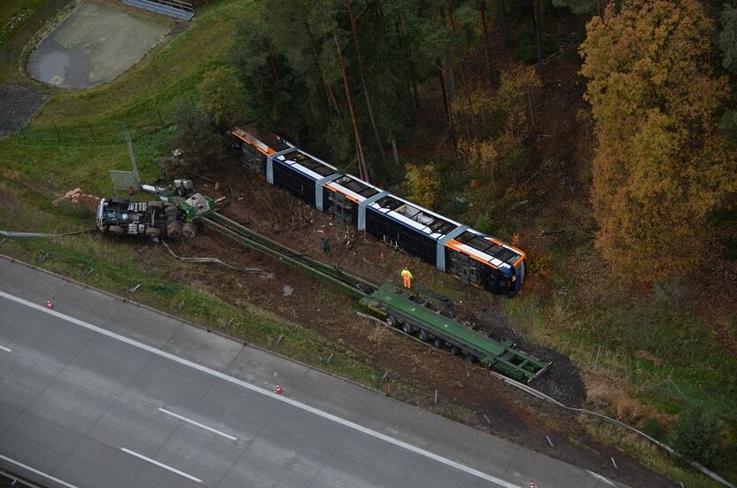 Un tramway et son transporteur lourd sont tombés dans un fossé en Allemagne. Les pertes sont estimées à environ 2,5 millions d’euros.