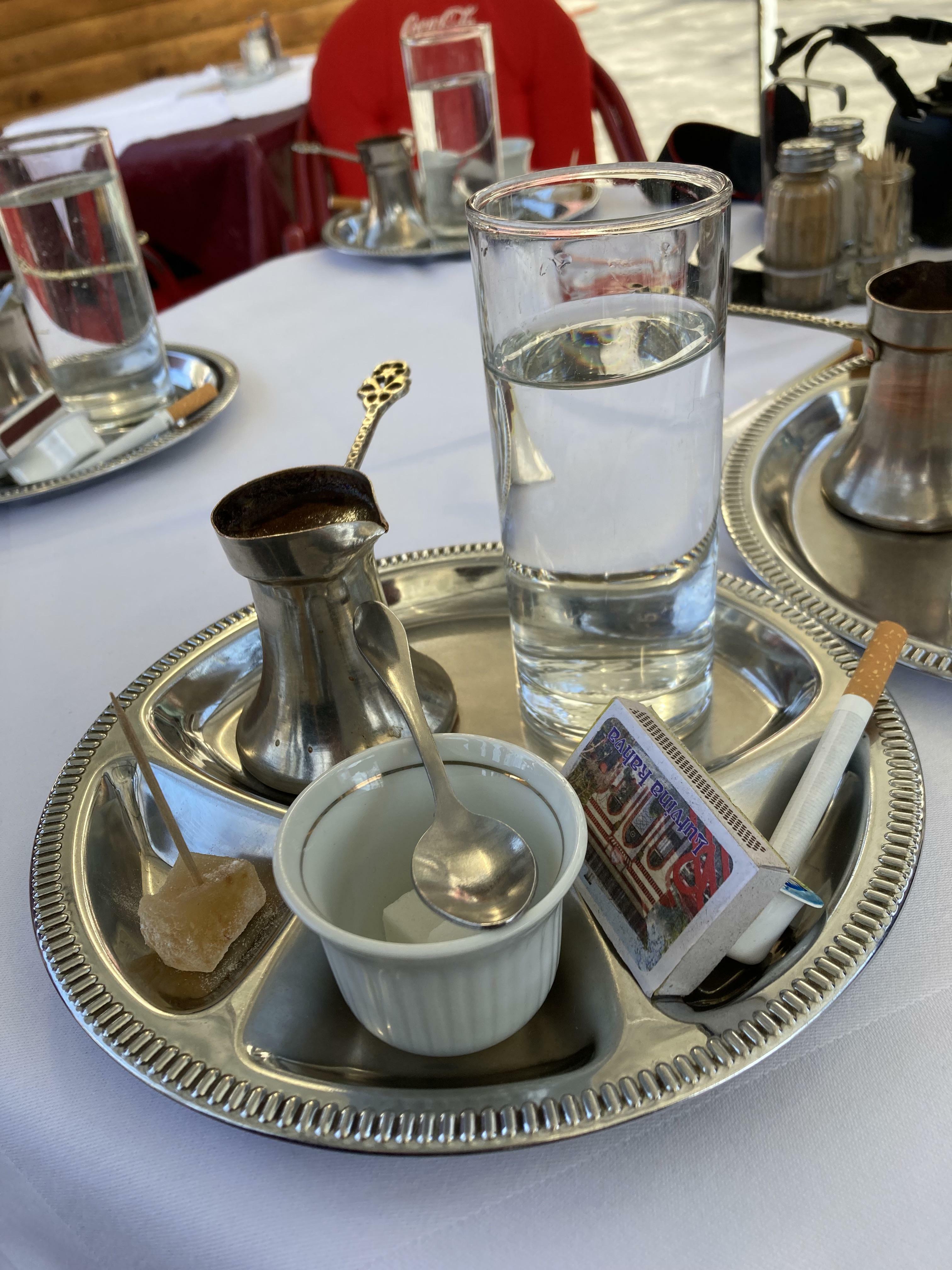 Le café que j'ai commandé en Bosnie était accompagné d'une cigarette gratuite.