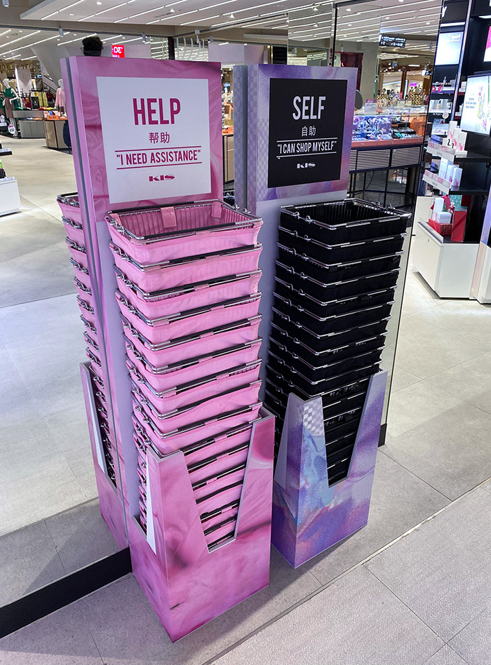 Ces deux ensembles différents de paniers à provisions dans un grand magasin de Bangkok – pour ceux qui ont besoin d’aide ou qui veulent être laissés seuls.