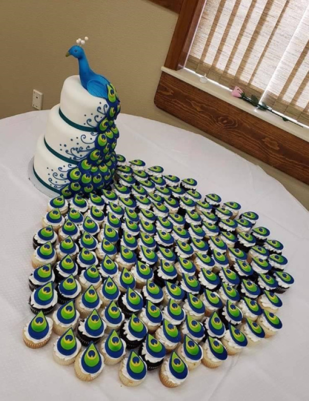 gâteau de mariage en forme de paon, la queue est composée de cupcakes. par malizzi cakes