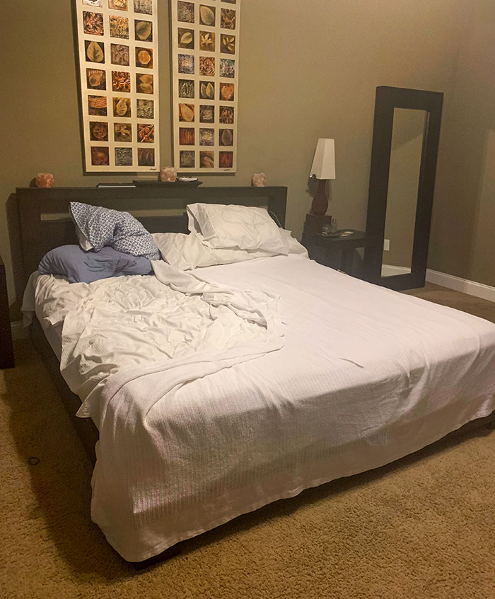 Niveau de mesquinerie 100 000 00. Mon mari était en colère ce matin, alors il a décidé qu’il ne ferait que sa moitié du lit.