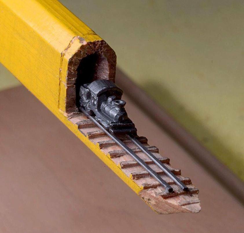 Un train sculpté à partir d’une pointe de crayon. artiste : cindy chinn