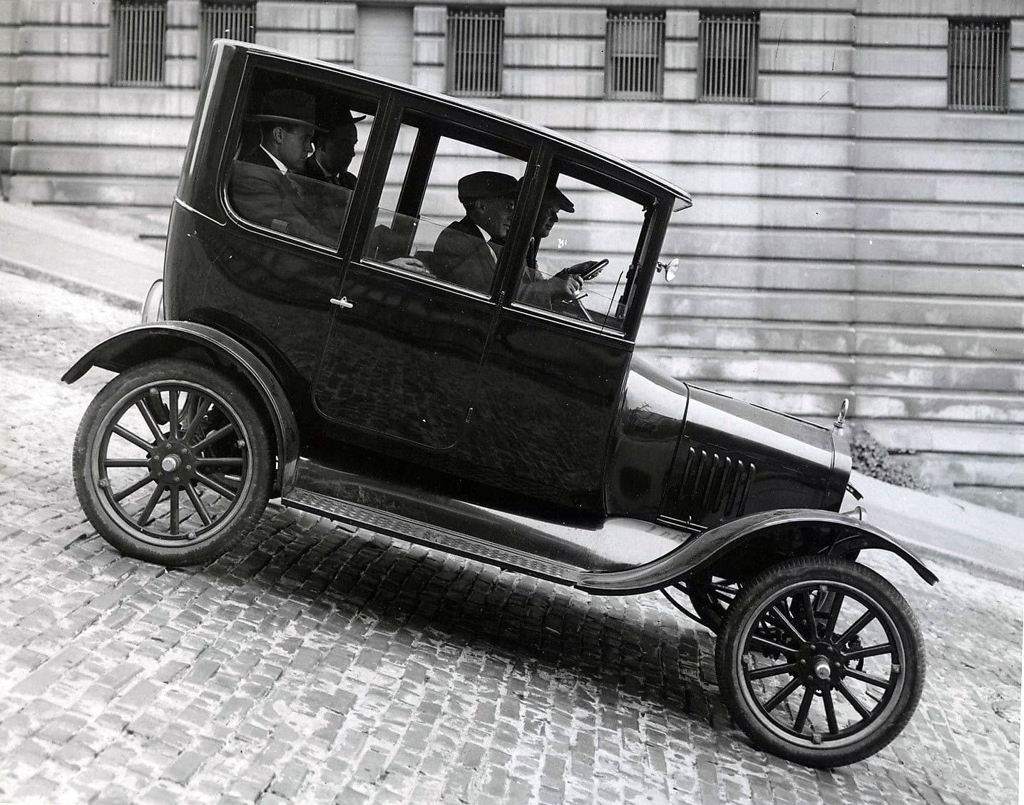 un ford model t descendant une colline à san francisco, vers 1921