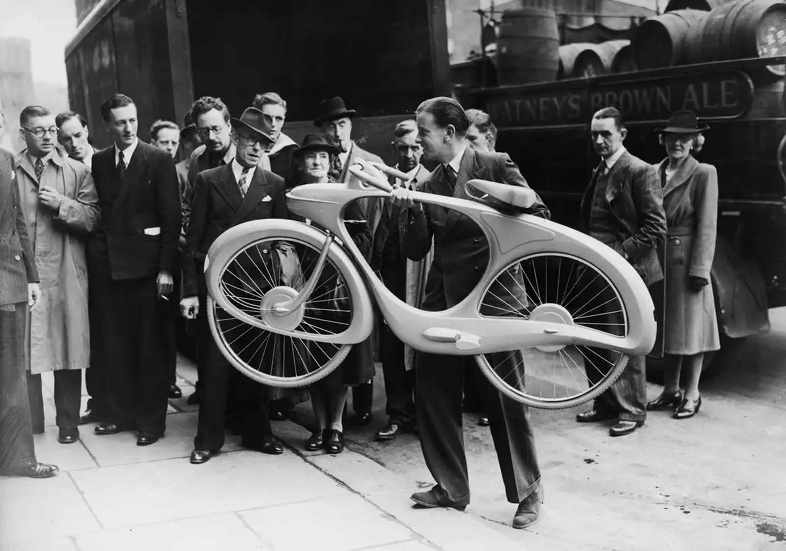 spacelander : “La bicyclette du futur”. le designer industriel britannique benjamin bowden montre le spacelander en 1946.